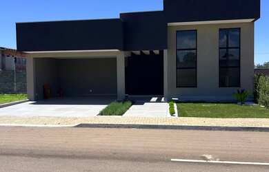 Imagem: A casa em condomínio possui 3 Dormitórios, 3 Banheiros, 2