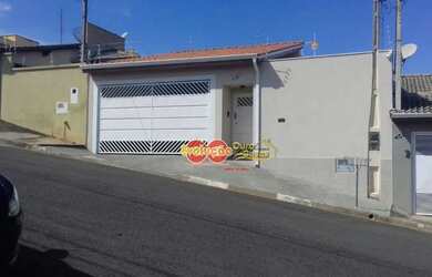 Imagem: A casa possui 3 Dormitórios, 2 Banheiros, 2 Vagas na garagem