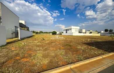 Imagem: O terreno possui 304m² de Área e está localizado em Terras