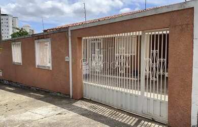 Imagem: A casa possui 3 Dormitórios, 1 Banheiro, 3 Vagas na garagem