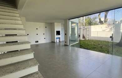 Imagem 2: Sobrado de esquina com amplo quintal bairro alto Curitiba