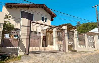 Imagem: A casa possui 5 Dormitórios, 4 Banheiros, 4 Vagas na garagem