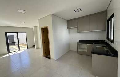 Imagem: A casa possui 3 Dormitórios, 3 Banheiros, 2 Vagas na garagem