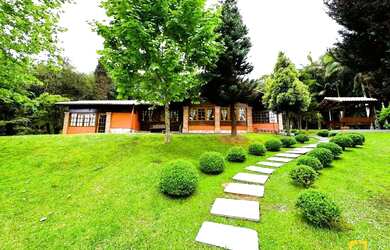 Imagem: A casa em condomínio possui 4 Dormitórios, 3 Banheiros, 5