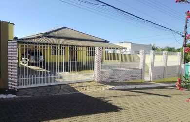 Imagem: A casa em condomínio possui 5 Dormitórios, 3 Banheiros, 5