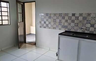 Imagem: A casa possui 2 Dormitórios, 1 Banheiro, 1 Vaga na garagem