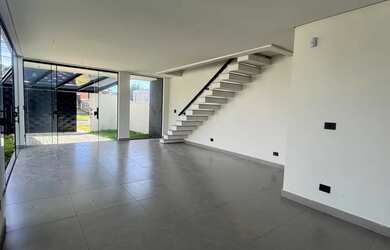 Imagem: A casa possui 3 Dormitórios, 2 Banheiros, 2 Vagas na garagem