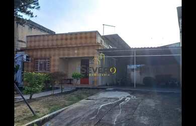 Imagem: A casa possui 3 Dormitórios, 2 Banheiros, 5 Vagas na garagem