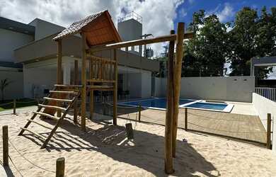 Imagem: A casa em condomínio possui 4 Dormitórios, 4 Banheiros, 4