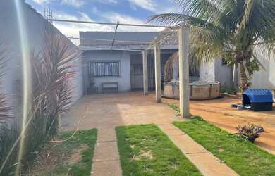 Imagem: A casa possui 1 Dormitório, 2 Banheiros, 3 Vagas na garagem