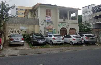 Imagem: A casa possui 4 Dormitórios, 3 Banheiros, 4 Vagas na garagem