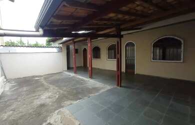 Imagem: A casa possui 2 Dormitórios, 1 Banheiro, 3 Vagas na garagem