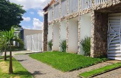 Imagem: A casa possui 3 Dormitórios, 2 Banheiros, 4 Vagas na garagem