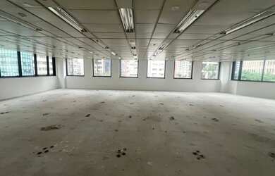 Imagem: O depósito possui 5 Vagas na garagem, 202m² de Área e está