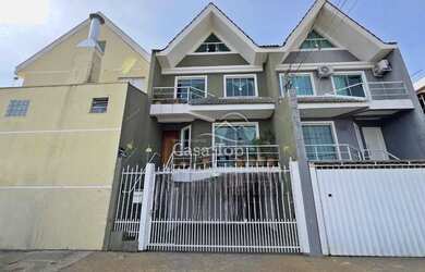 Imagem: A casa possui 3 Dormitórios, 3 Banheiros, 2 Vagas na garagem