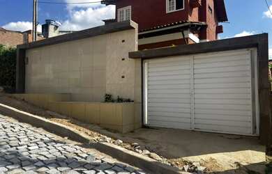 Imagem: A casa possui 3 Dormitórios, 3 Banheiros, 3 Vagas na garagem