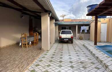 Imagem: A casa possui 2 Dormitórios, 3 Banheiros, 2 Vagas na garagem