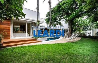 Imagem: A casa possui 4 Dormitórios, 5 Banheiros, 3 Vagas na garagem