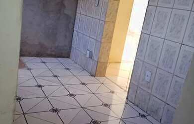 Imagem: A casa possui 3 Dormitórios, 1 Banheiro e 2 Vagas na garagem