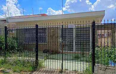 Imagem: A casa possui 3 Dormitórios, 1 Banheiro, 2 Vagas na garagem