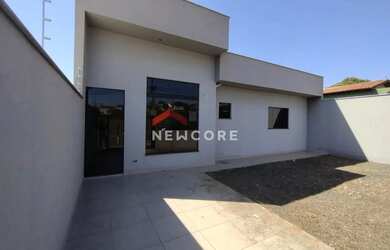 Imagem: A casa possui 3 Dormitórios, 2 Banheiros, 1 Vaga na garagem