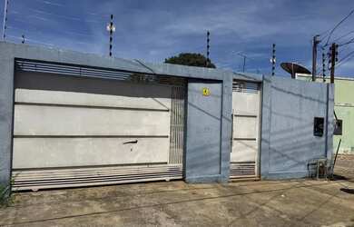 Imagem: A casa possui 2 Dormitórios, 2 Banheiros, 4 Vagas na garagem