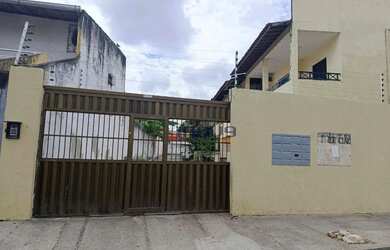 Imagem: A casa possui 3 Dormitórios, 2 Banheiros, 1 Vaga na garagem