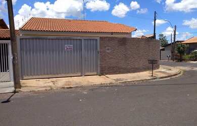 Imagem: A casa possui 3 Dormitórios, 2 Banheiros, 1 Vaga na garagem