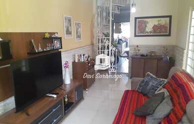 Imagem: A casa possui 3 Dormitórios, 2 Banheiros, 2 Vagas na garagem