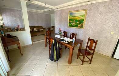 Imagem: A casa possui 3 Dormitórios, 3 Banheiros, 4 Vagas na garagem