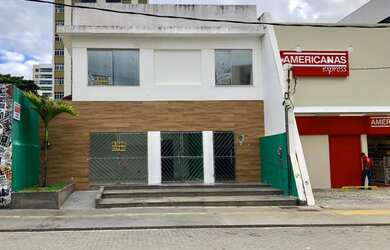 Imagem: A casa possui 5 Dormitórios, 4 Banheiros, 4 Vagas na garagem