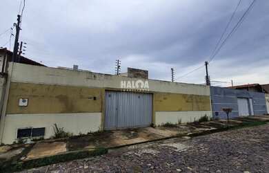 Imagem: A casa possui 3 Dormitórios, 3 Banheiros, 2 Vagas na garagem