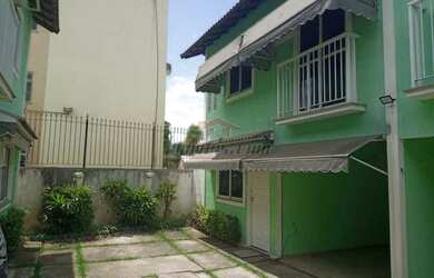 Imagem: A casa possui 4 Dormitórios, 3 Banheiros, 1 Vaga na garagem