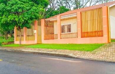 Imagem: A casa possui 2 Dormitórios, 2 Banheiros, 4 Vagas na garagem