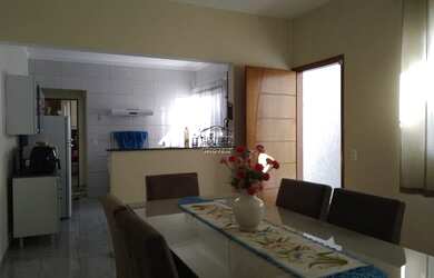 Imagem: A casa à venda possui 2 Dormitórios, 1 Banheiro, 2 Vagas na