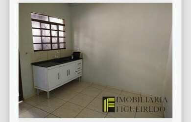 Imagem: A casa possui 1 Dormitório, 1 Banheiro, 2 Vagas na garagem