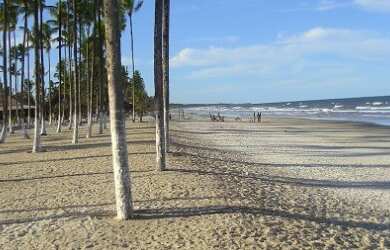 Imagem: A casa possui 3 Dormitórios, Acomodam 9 pessoas, 3 Vagas na