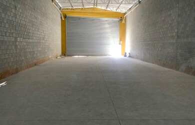 Imagem: O depósito possui 3 Vagas na garagem, 350m² de Área e Imóvel