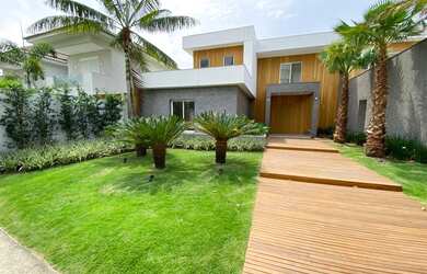 Imagem: A casa em condomínio possui 4 Dormitórios, 5 Banheiros, 4