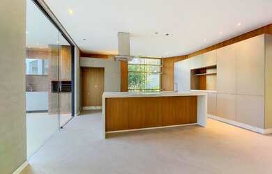 Imagem: A casa em condomínio possui 4 Dormitórios, 4 Banheiros, 4