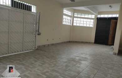 Imagem: A casa possui 3 Dormitórios, 2 Banheiros, 3 Vagas na garagem