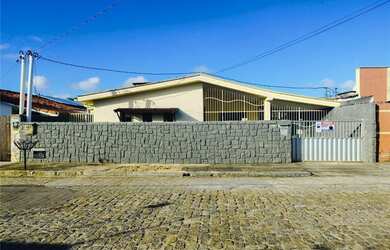 Imagem: A casa possui 3 Dormitórios, 2 Banheiros, 2 Vagas na garagem