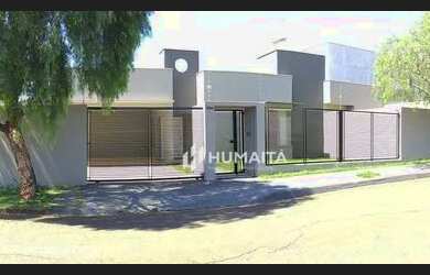 Imagem: A casa possui 4 Dormitórios, 3 Banheiros, 4 Vagas na garagem