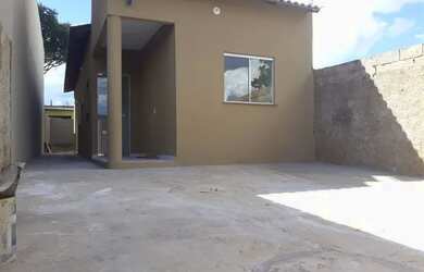 Imagem: A casa possui 2 Dormitórios, 1 Banheiro, 2 Vagas na garagem