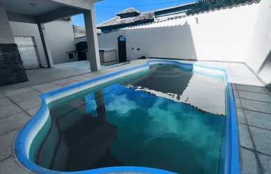 Imagem: A casa possui 3 Dormitórios, 3 Banheiros, 2 Vagas na garagem