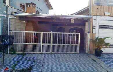 Imagem: A casa e possui 3 Dormitórios, Suítes, 2 Banheiros, 3 Vagas