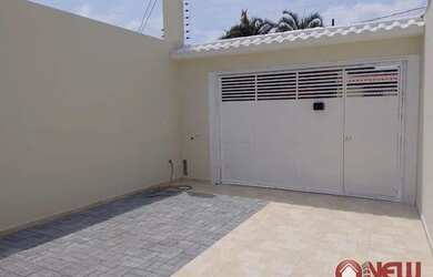 Imagem: A casa possui 3 Dormitórios, 2 Banheiros, 2 Vagas na garagem