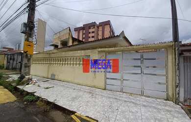 Imagem: A casa possui 4 Dormitórios, 4 Banheiros, 5 Vagas na garagem