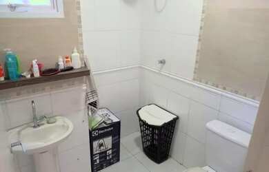 Imagem: A casa possui 3 Dormitórios, 2 Banheiros, 2 Vagas na garagem