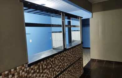 Imagem: A casa possui 3 Dormitórios, 2 Banheiros, 4 Vagas na garagem